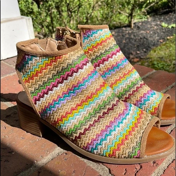 Rainbow Steve Madden sandals - Picture 3 of 4
